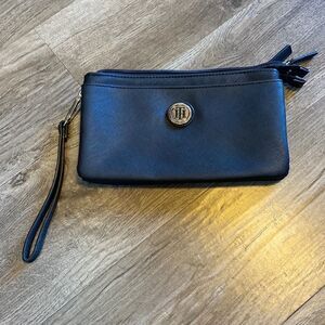 NEW Tommy Hilfiger Black Wristlet with lots of pockets and 8 card slots